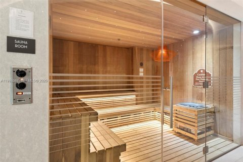 Condo in Miami, Florida, 2 bedrooms  № 2062783 - photo 29