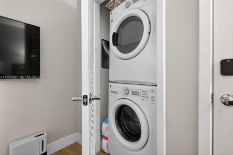 Condo in Miami, Florida, 2 bedrooms  № 2062783 - photo 19