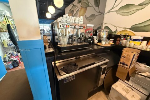 Commercial property in Doral, Florida № 1858684 - photo 5