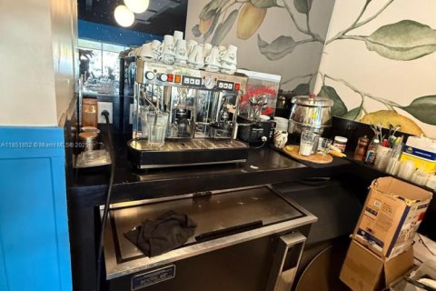 Commercial property in Doral, Florida № 1858684 - photo 11