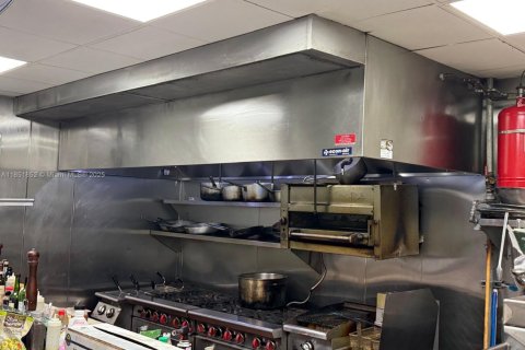 Commercial property in Doral, Florida № 1858684 - photo 6