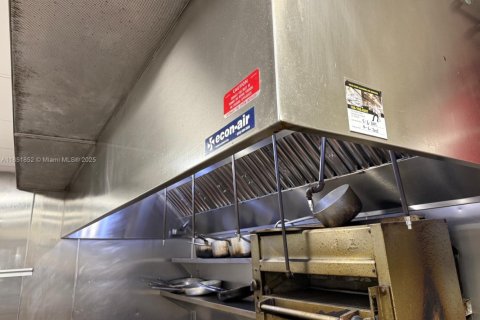 Commercial property in Doral, Florida № 1858684 - photo 7