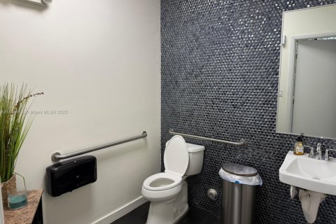 Commercial property in Doral, Florida № 1858684 - photo 10
