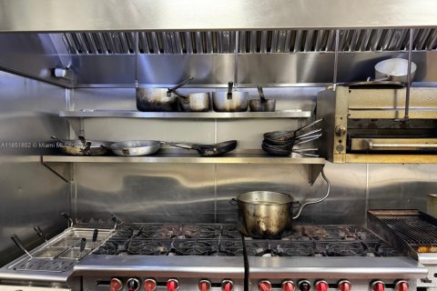 Commercial property in Doral, Florida № 1858684 - photo 9