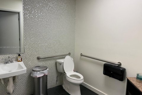 Commercial property in Doral, Florida № 1858684 - photo 8