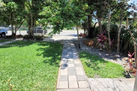 Casa en alquiler en Miami, Florida, 2 dormitorios, 102.19 m2 № 1839112 - foto 8