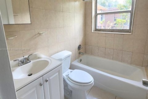 Casa en alquiler en Miami, Florida, 2 dormitorios, 102.19 m2 № 1839112 - foto 12