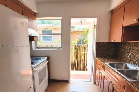 Casa en alquiler en Miami, Florida, 2 dormitorios, 102.19 m2 № 1839112 - foto 3