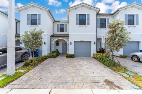 Townhouse in Homestead, Florida 3 bedrooms, 159.98 sq.m. № 1952467 - photo 1
