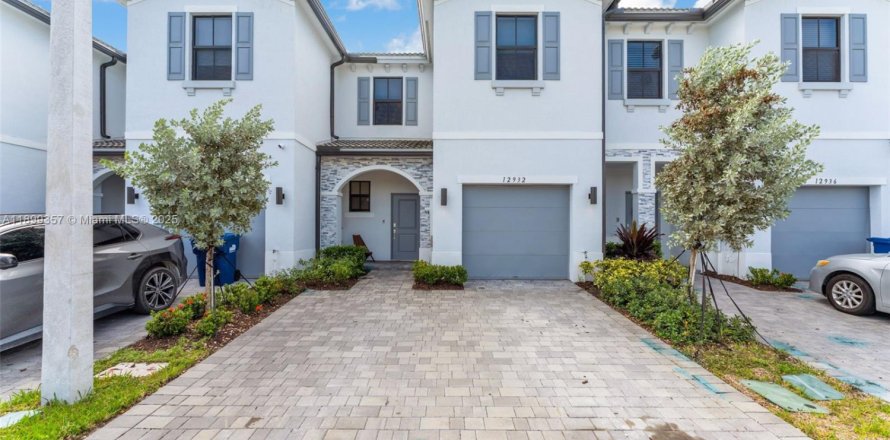Townhouse in Homestead, Florida 3 bedrooms, 159.98 sq.m. № 1952467