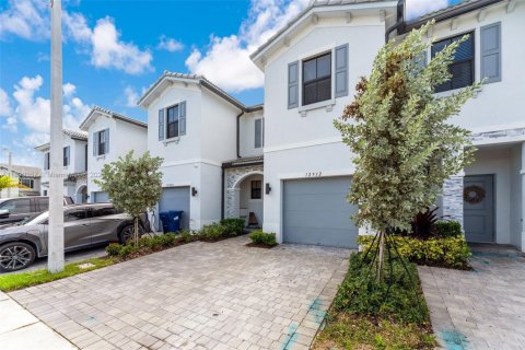 Townhouse in Homestead, Florida 3 bedrooms, 159.98 sq.m. № 1952467 - photo 2