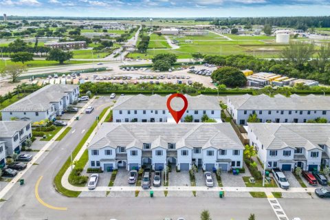 Townhouse in Homestead, Florida 3 bedrooms, 159.98 sq.m. № 1952467 - photo 3