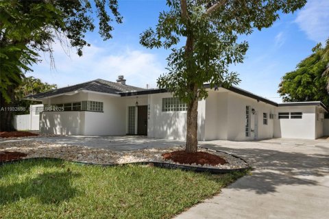 House in Cutler Bay, Florida 5 bedrooms, 315.87 sq.m. № 2035130