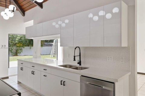 House in Cutler Bay, Florida 5 bedrooms, 315.87 sq.m. № 2035130 - photo 24