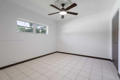 House in Cutler Bay, Florida 5 bedrooms, 315.87 sq.m. № 2035130 - photo 12