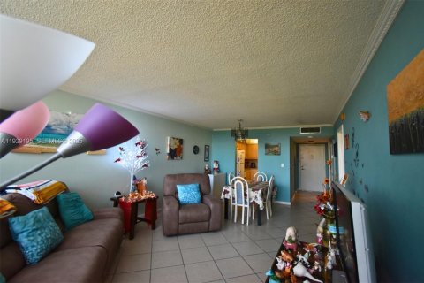 Condominio en venta en Pembroke Pines, Florida, 1 dormitorio, 72.46 m2 № 2076910 - foto 14