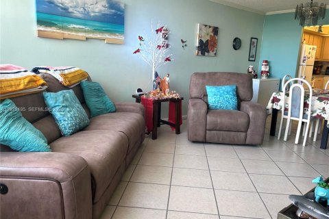 Condominio en venta en Pembroke Pines, Florida, 1 dormitorio, 72.46 m2 № 2076910 - foto 15