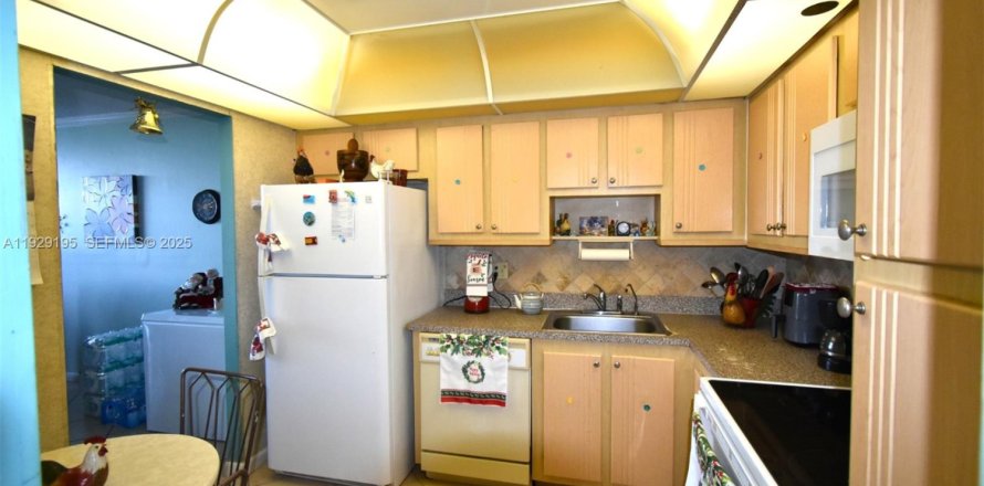 Condominio en Pembroke Pines, Florida, 1 dormitorio  № 2076910