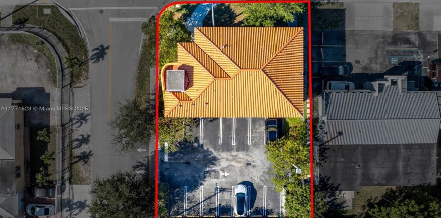 Commercial property in Hialeah, Florida № 1867823