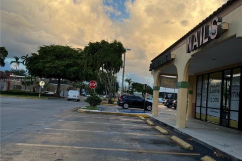 Commercial property in Miami, Florida № 1942314 - photo 1