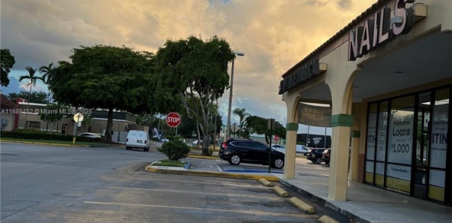 Commercial property in Miami, Florida № 1942314