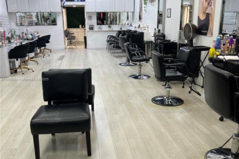 Commercial property in Miami, Florida № 1942314 - photo 2