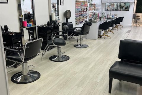 Commercial property in Miami, Florida № 1942314 - photo 3