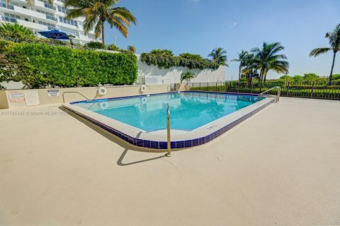 Condo in Miami Beach, Florida, 2 bedrooms  № 1737934 - photo 13