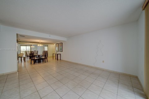 Condo in Miami Beach, Florida, 2 bedrooms  № 1737934 - photo 20
