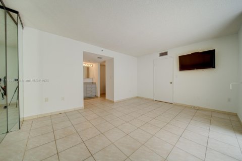 Condo in Miami Beach, Florida, 2 bedrooms  № 1737934 - photo 26