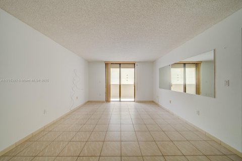 Condo in Miami Beach, Florida, 2 bedrooms  № 1737934 - photo 21