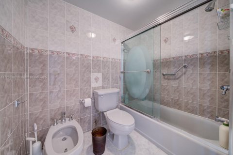 Condo in Miami Beach, Florida, 2 bedrooms  № 1737934 - photo 7