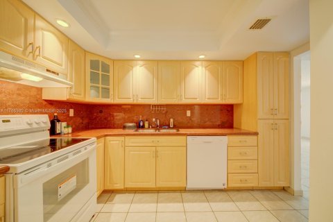 Condo in Miami Beach, Florida, 2 bedrooms  № 1737934 - photo 5