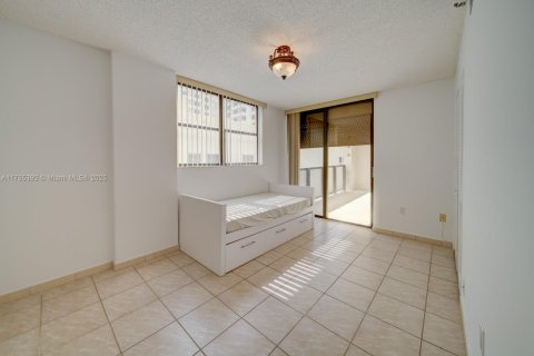 Condo in Miami Beach, Florida, 2 bedrooms  № 1737934 - photo 22