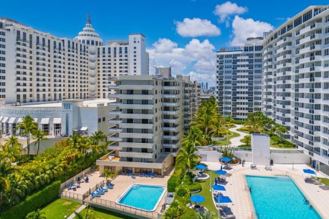 Condo in Miami Beach, Florida, 2 bedrooms  № 1737934 - photo 1