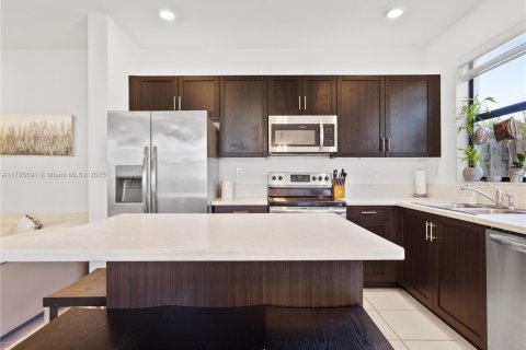 Townhouse in Miami, Florida 3 bedrooms, 116.69 sq.m. № 1638700 - photo 16