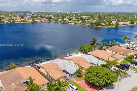 House in Dania Beach, Florida 3 bedrooms, 105.07 sq.m. № 1945690 - photo 17