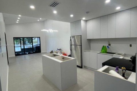 House in Dania Beach, Florida 3 bedrooms, 105.07 sq.m. № 1945690 - photo 5