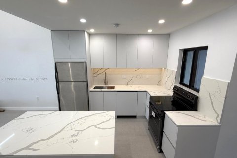 House in Dania Beach, Florida 3 bedrooms, 105.07 sq.m. № 1945690 - photo 6
