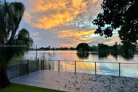 House in Dania Beach, Florida 3 bedrooms, 105.07 sq.m. № 1945690 - photo 2