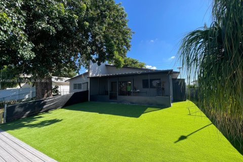 House in Dania Beach, Florida 3 bedrooms, 105.07 sq.m. № 1945690 - photo 3