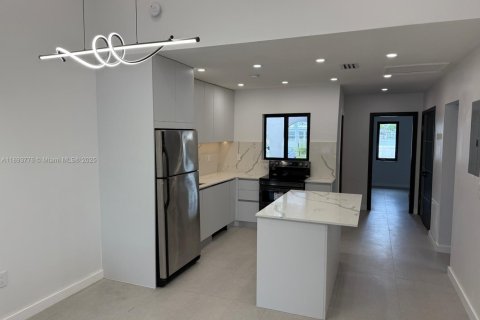 House in Dania Beach, Florida 3 bedrooms, 105.07 sq.m. № 1945690 - photo 7