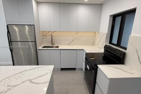 House in Dania Beach, Florida 3 bedrooms, 105.07 sq.m. № 1945690 - photo 9