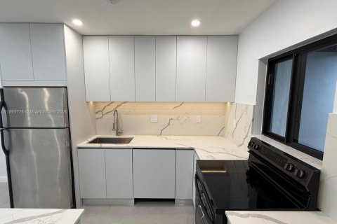 House in Dania Beach, Florida 3 bedrooms, 105.07 sq.m. № 1945690 - photo 4