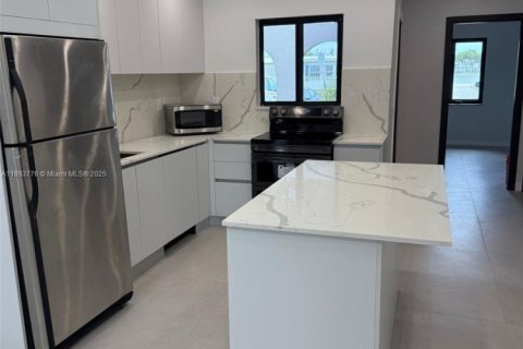 House in Dania Beach, Florida 3 bedrooms, 105.07 sq.m. № 1945690 - photo 10