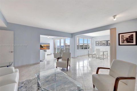 Condo in Fort Lauderdale, Florida, 2 bedrooms  № 1921652 - photo 4