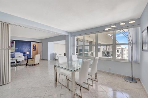 Condo in Fort Lauderdale, Florida, 2 bedrooms  № 1921652 - photo 21