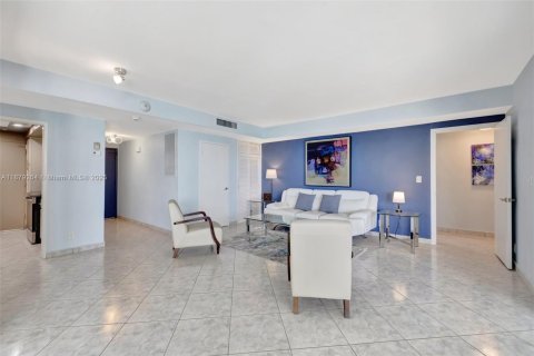 Condo in Fort Lauderdale, Florida, 2 bedrooms  № 1921652 - photo 6