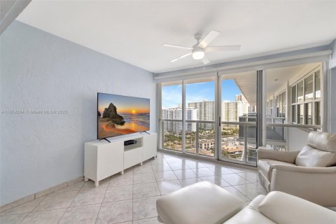 Condo in Fort Lauderdale, Florida, 2 bedrooms  № 1921652 - photo 11