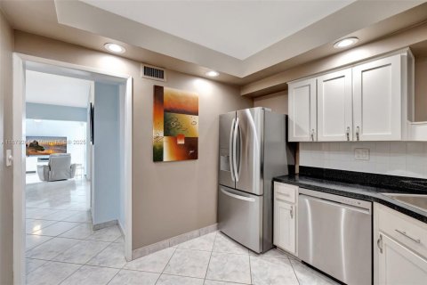 Condo in Fort Lauderdale, Florida, 2 bedrooms  № 1921652 - photo 14